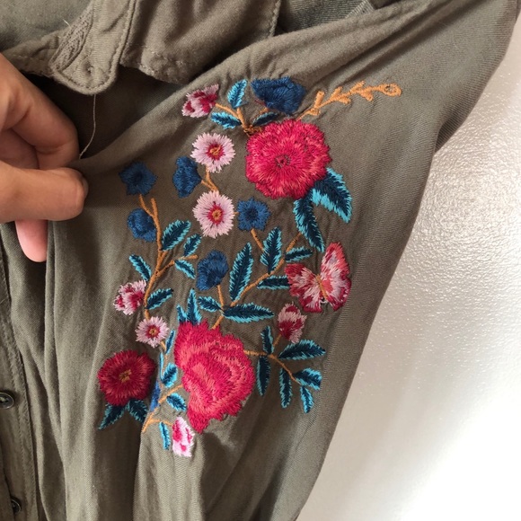 Torrid embroidered long sleeve button down shirt - Picture 4 of 9